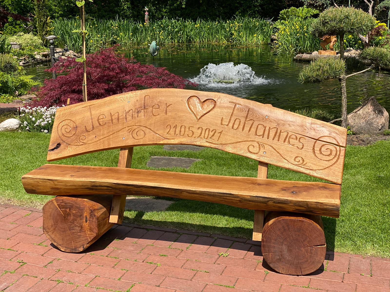 Personalisierte Gartenbank mit geschnitzter Gravur