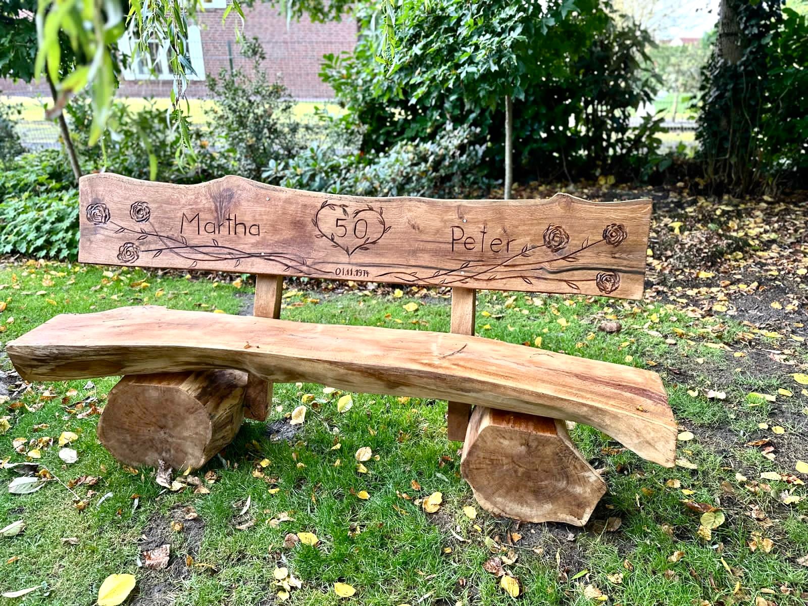 Personalisierte Gartenbank mit geschnitzter Gravur